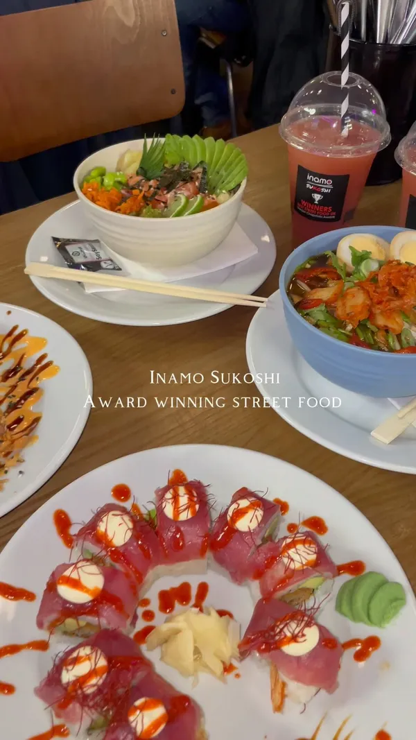 The video showcases a visit to Inamo Sukoshi, a street food vendor at Market Halls Canary Wharf, London. The video features various dishes, including mushroom and spinach ramen, a salmon poke bowl, samurai roll, and crunchy salmon & avocado sushi.  The presentation is visually appealing with close-ups of the food items.  Dietary information is provided: Inamo Sukoshi is not halal, but vegetarian and fish options are available. The main focus is on the meal showcase.