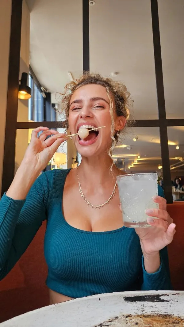 The video showcases a meal at No.35 Mackenzie Walk restaurant in London.  It features various dishes, including cocktails (Lychee Margarita, Pineapple Mojito), appetizers (Nduja and Cheddar Croquettes, Crispy Squid), a main course (Coconut Prawn Curry), pasta (Pappardelle Pasta), and tacos. The presentation is visually appealing, highlighting the food's colors and textures.