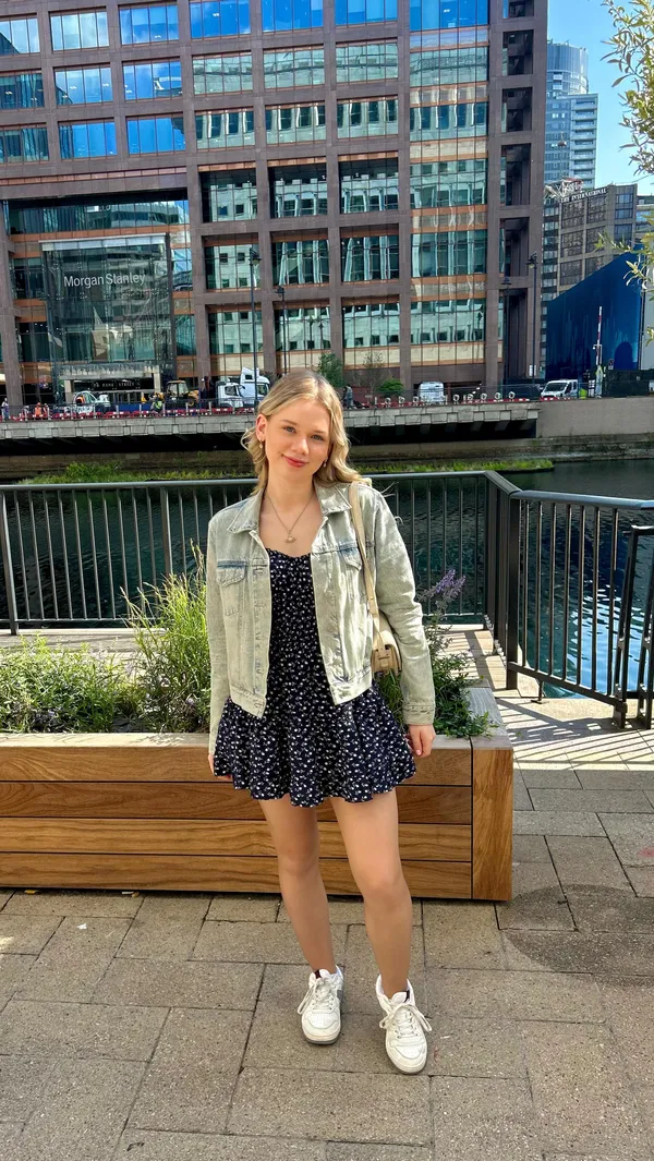 The video showcases a Sunday roast dinner at a restaurant called No.35 Mackenzie Walk in Canary Wharf, London. It features the restaurant's interior and exterior, along with various food and drink items, including cocktails, mac and cheese, croquettes, and the roast dinner itself. The presentation emphasizes the deliciousness of the food, particularly the roast dinner with its gravy, Yorkshire pudding, and side dishes.  No dietary information is explicitly provided.