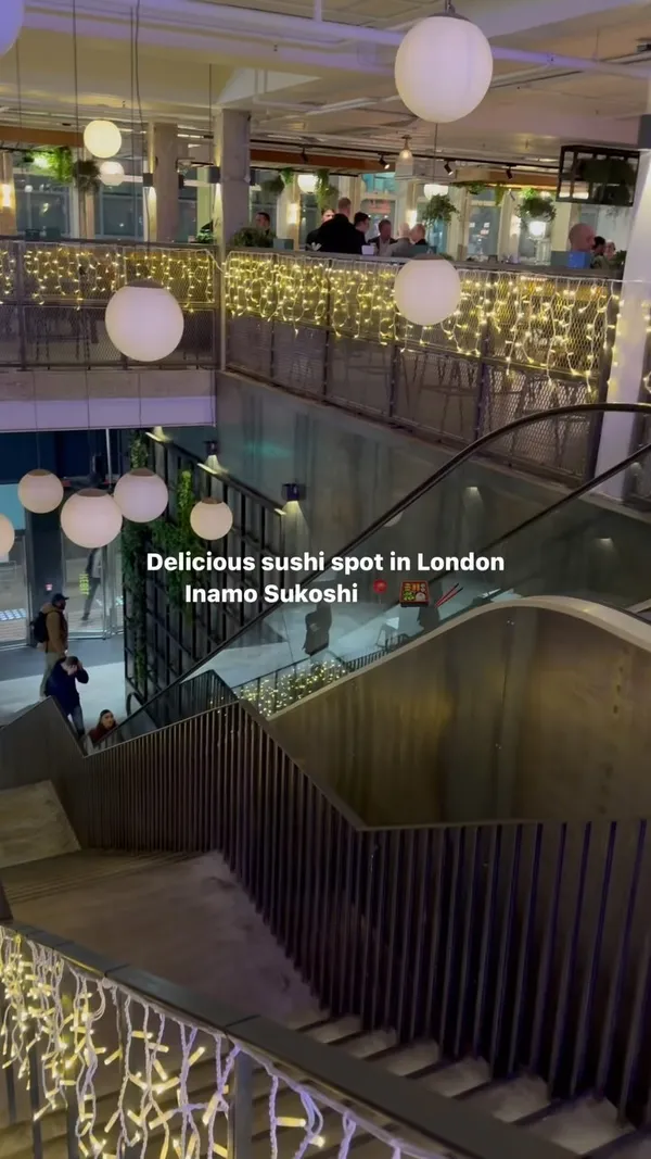This video showcases Inamo Sukoshi, a Japanese fusion street food restaurant located in London's Market Halls.  The video highlights three specific menu items: a tuna poke bowl, a crunchy avocado and salmon uramaki sushi roll, and a matcha bubble tea. The food presentation emphasizes vibrant colors and fresh ingredients. Dietary information is not explicitly provided. The primary focus is on showcasing the food and drink, emphasizing the restaurant's atmosphere and ambiance.