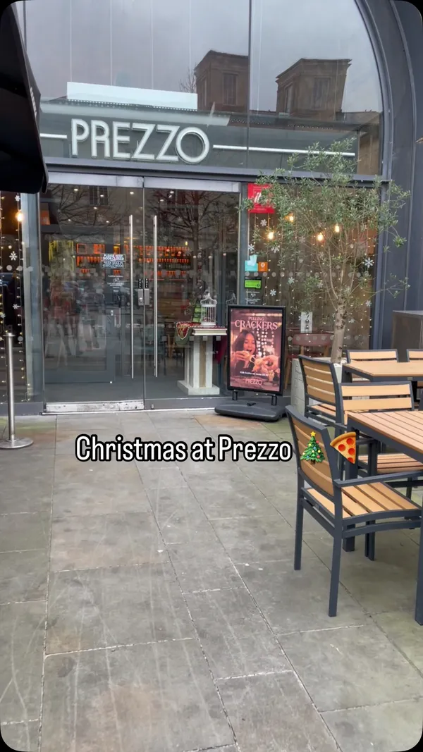This video showcases a Christmas set menu at Prezzo in Bath. It features various dishes including starters (Gorgonzola & Cranberry Dough Twist and Tomato Bruschetta), mains (Goat's Cheese & Roasted Peppers Pizza and Tuscan Beef Stew), desserts (Tiramisu and Prezzo's Best Ever Chocolate Cake), and a Baileys Latte. The video highlights the restaurant's ambiance and includes information on pricing and dietary options.
