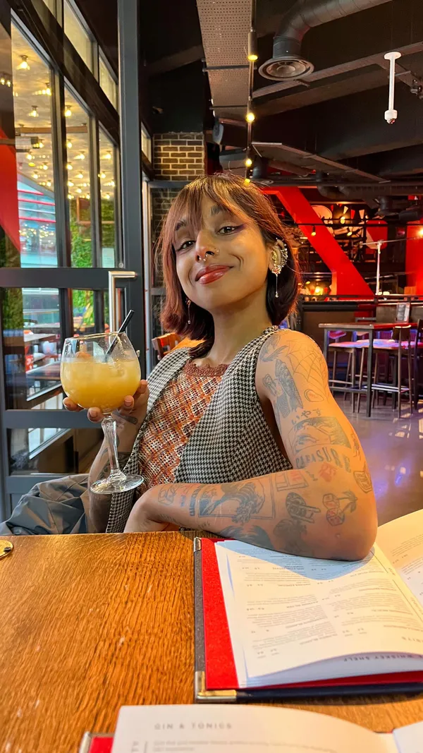 This video showcases a night out at Bat & Ball, a bar located in Westfield Stratford City. The video features various drinks (vodka, gin cocktails), the bar's interior, karaoke, and the overall atmosphere.  The food menu is mentioned but not extensively shown.