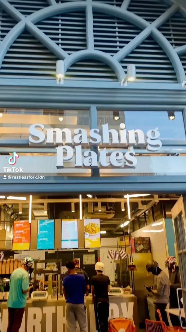 The video showcases a variety of food items from Smashing Plates, a restaurant located in London Bridge.  The food includes gyros, halloumi fries, chicken, unusual chips, and baklava. The presentation focuses on close-up shots of the food items, highlighting their textures and colors.  No dietary information is explicitly mentioned. The main focus is a meal showcase, displaying the abundance and variety of the restaurant's offerings.