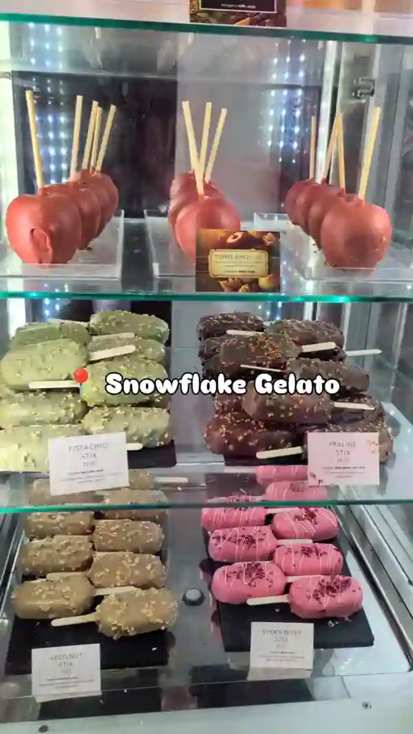 THE Toffee Apple @snowflakegelato apple & cinnamon gelato inside an apple shaped chocolate shell with a caramel centre! 

Plus their hot chocolates are a must this winter season with optional mini treats including cake pops and marshmallow mini cones! The cutest spot for dessert time 💕

📍 Snowflake Gelato, 42-44 Thurloe St, South Kensington, London SW7 2LT

Save for your London trip 🇬🇧 

[pr]#londonwithkids #londonwithchildren #visitlondon #londonevents #londonbylondoners #londondiaries #londonattractions #londonexperience #londonmum #londonthingstodo #travelguide #uktravelguide #familytravels #londonexperiences #londonfood #gelato #dessertlondon #dessertgram #londondesserts #snowflakegelato