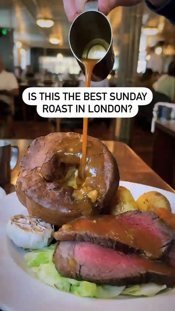 The video showcases a Sunday roast at Hawksmoor restaurant in London. It features close-ups of the roast beef, Yorkshire pudding, roast potatoes, and gravy, as well as a cocktail and a sticky toffee sundae. The restaurant's interior and ambiance are also shown. The video emphasizes the quality and presentation of the food and the family-friendly atmosphere of the restaurant.