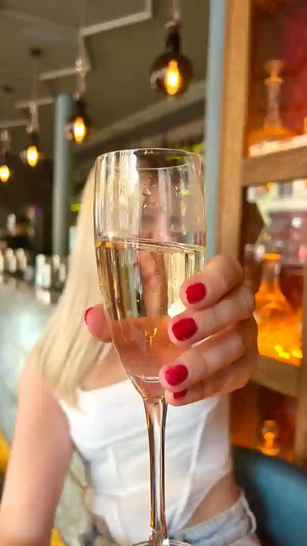 The video showcases a bottomless martini brunch at Dirty Martini in Manchester.  It features various martini cocktails (Pornstar Martini, Espresso Martini, Strawberry Kiss, Blood Orange and Vanilla Martini), Prosecco, and food items including sliders, chicken skewers, and nachos. The cocktails are presented in classic martini glasses, garnished with fruits and edible flowers. The food is arranged attractively on tiered platters. The main focus is on enjoying the drinks and food in a lively atmosphere.