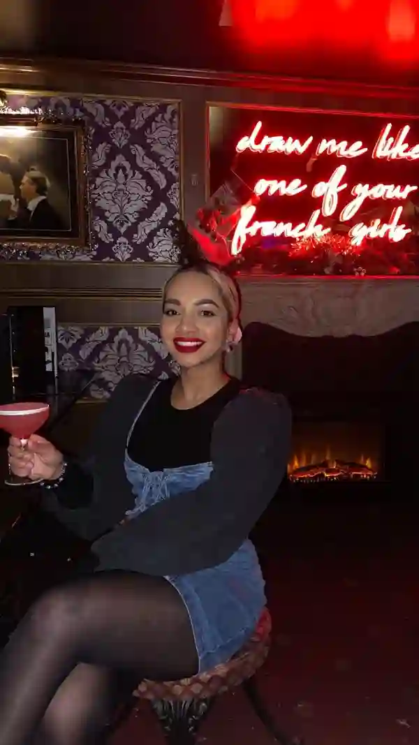 The video showcases the London Cocktail Club, highlighting its ambiance, cocktails, and Christmas-themed drinks. It features various cocktails in different glasses, with garnishes like lemon slices and biscuits. The video emphasizes the club's atmosphere, suitable for both friend gatherings and romantic dates. No dietary information is provided.