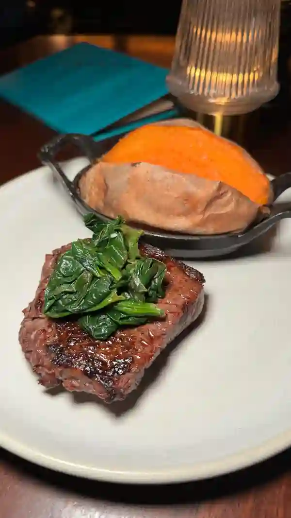 The video showcases a meal deal at Hawksmoor restaurant in London, featuring a steak and various sides for £19.50. It highlights the perfectly seared steak, tasty sides (fries, spinach, sweet potato), and delicious desserts (sticky toffee pudding and pear cheesecake).  Starters like fried chicken and scampi are also shown. The video emphasizes the quality of the food and the inviting atmosphere of the restaurant.