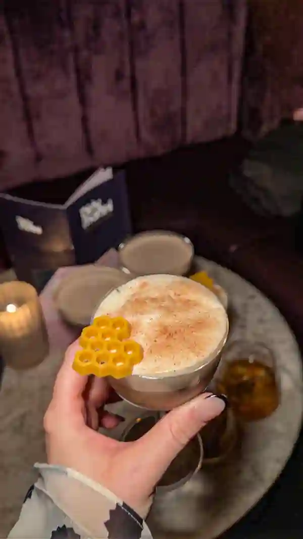 The video showcases Easter cocktails at Dirty Martini in Covent Garden, London.  It features three cocktails: Choco-rum-tini, Mocha-licious, and Cacao Old Fashioned. The cocktails are presented in elegant glassware with chocolate and honeycomb decorations. The video focuses on the cocktails and the bar's ambiance.  No dietary information is explicitly stated.