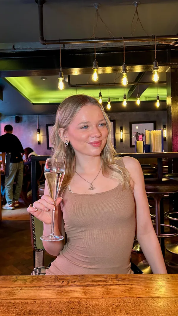 The video showcases a bottomless brunch experience at Ember Yard restaurant in Soho, London.  It features various tapas dishes, including padron peppers, croquettes, burrata, chorizo, and tortilla Española. The drinks showcased are sangria and prosecco. The overall tone is positive and celebratory, highlighting the food, drinks, and the enjoyable atmosphere.