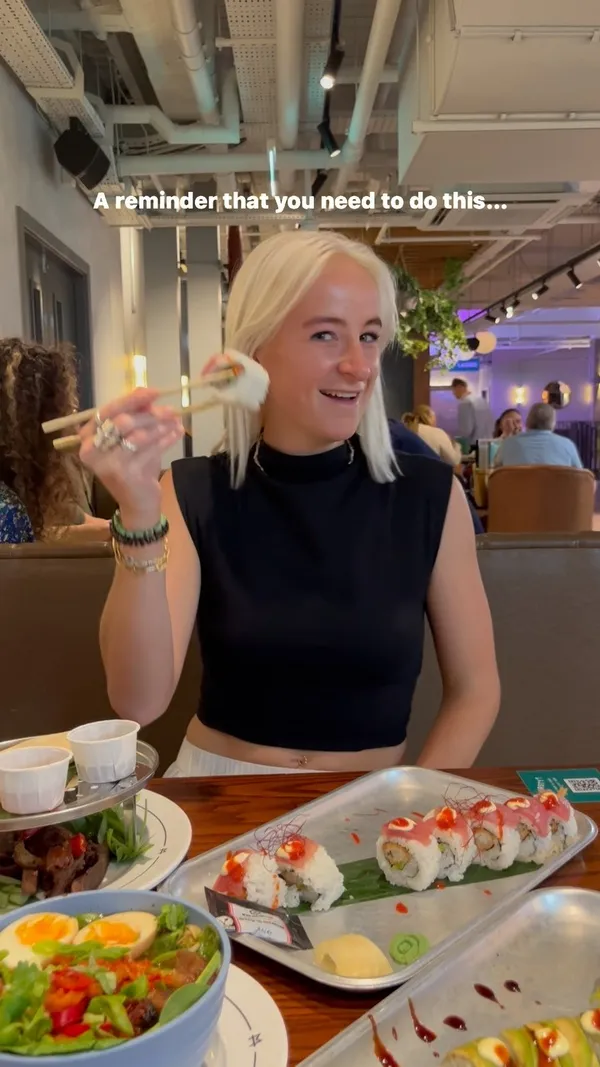 The video showcases a meal at Inamo restaurant in Market Hall Oxford Circus. It features various dishes, including sushi (specifically a dragon roll), ramen, and other starters. The presentation emphasizes the visual appeal of the food, with close-up shots and overhead views. No specific dietary information is provided. The main focus is on enjoying a meal out and highlighting the experience at Inamo.