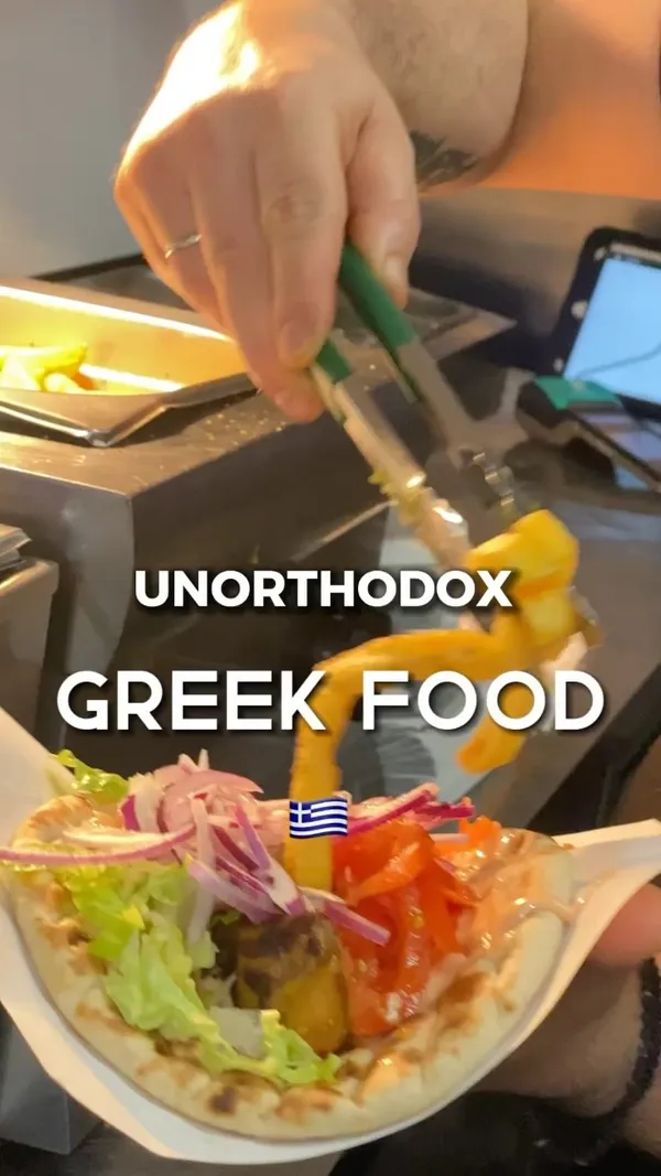 The video showcases a variety of Greek street food from Smashing Plates, a street food vendor with various locations.  The food includes a meze platter (with vegan substitutions), chicken gyros, chicken souvlaki, oregano fries, halloumi fries, and pittanuts. The presentation focuses on close-ups of the food items, highlighting their visual appeal and textures. Dietary information includes the mention of vegan chicken bites as a substitution on the meze platter. The main focus is on a visual showcase of the food and the positive dining experience.