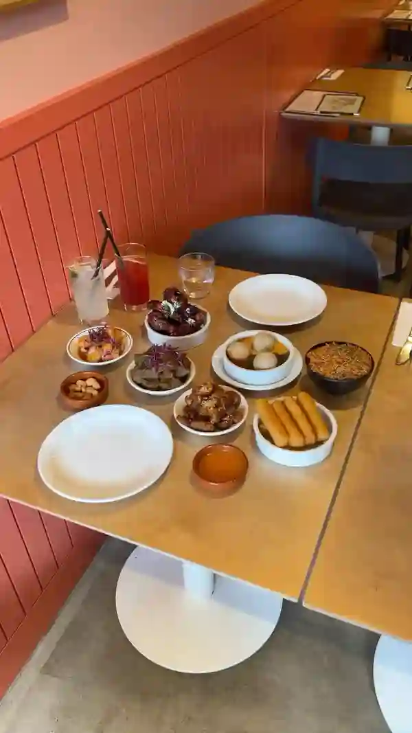 The video showcases Chuku's, London's first Nigerian tapas restaurant. It features various Nigerian tapas dishes, including Jellof rice, Lamb Ayamase, prawns, Zoba wings, plantain with coconut flakes, and Egusi. The food is presented in small, aesthetically pleasing portions. The video emphasizes the unique tapas-style presentation of traditional Nigerian dishes. The influencer expresses strong positive sentiment throughout the video. 