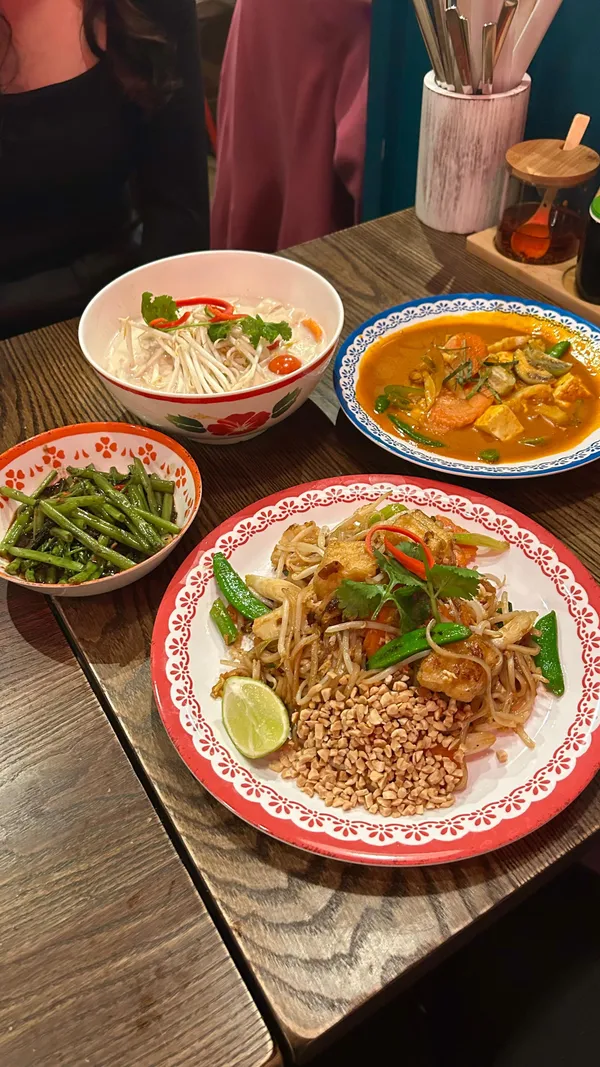 Ad ✨ Oxford📍Thai-m for Thai ⏰ did you know that students get 20% off at Rosa’s Thai every single day? 🤑 

living in a city with a large student demographic, I went to check out @rosasthai for myself for the first time since they opened in Oxford last year 🇹🇭 they have plenty of vegetarian and vegan dishes and what I especially liked is that I felt confident about their handling of dietaries - a lot of ‘vegetarian’ Thai dishes traditionally contain fish sauce or shrimp paste, but at Rosa’s I knew every veggie/vegan dish was safe 🌱 Robyn and I shared pumpkin crackers, a starter platter, 3 mains, a side and a dessert between us which was ambitious, so I enjoyed leftovers the next day 🤗 

our verdict was that the veggie platter was our fave dish, especially the sweetcorn fritter bites 🌽 main course wise, the pad Thai delivered noodley satisfaction and the panang curry (marked with 2 chillies) challenged my (fairly low) spice tolerance in a manageable and positive way 🌶️ we weren’t as keen on the tom ka noodle soup as it was very intensively coconut milky and we felt it could’ve done with something else to dilute the coconut milk a bit 🥥 we shared a mango sticky rice for dessert which was nice but again fairly heavy on the coconut milk 🥭 the Thai tea and Thai lemonade were good drink accompaniments, and they also do cocktails which sound great🍹

we had extremely attentive service throughout 🙏 I would go back and probably try one of their stir fries next time 🍜 thanks for having us @rosasthai and to all my student / university affiliated followers: go claim this deal 🫡

We shared:
- pumpkin crackers
- veggie platter (summer rolls, sweetcorn fritter bites, spring rolls, okra tempura)
- veg and tofu pad Thai
- veg and tofu panang curry
- veg and tofu tom ka noodle soup
- morning glory (stirfried greens)
- mango sticky rice
- Thai lemonade 
- Thai tea 

#oxford #bittenoxford #oxfordshire #oxfordfood #oxfordfoodie #oxfordfoodies #oxfordeats #oxfordblogger #oxforduniversity #discoveroxford #igersoxford #rosasthai #thaifood #thaicuisine #thairestaurant #oxfordstudent #studentlife #veganoxford #oxfordvegan #oxfordvegans #veganthai