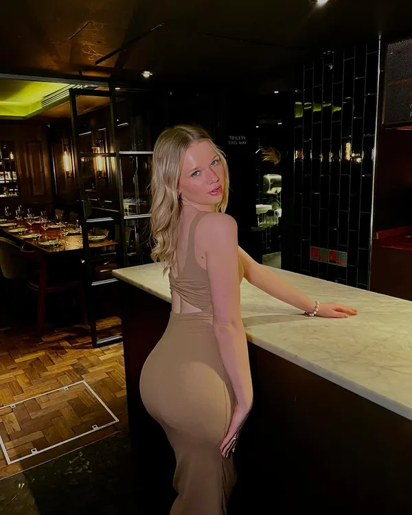 Tapas Tuesday? 🌮 @emberyardrestaurant *prinvite*

Beige dress @citybeachaustralia *gifted* (SPRINGXO for 20% off)

#londoneats #foodiefinds #londonfashionblogger #LondonLife #sohostyle #brunchgoals  #tapastime #LondonRestaurants #InstaFoodie  #LondonFoodie #londonstyleblogger #FoodieLife #LondonBrunch #londonbrunchspots #emberyard #soholondon #sohorestaurant #lorellasinfluencers #gplclient #bottomlessbrunchlondon #bottomlessbrunch #spanishfoodie #spanishfood #londonfoodbabes #londonfoodblogger #londonlifestyleblogger #citybeachaustralia #beigeoutfit