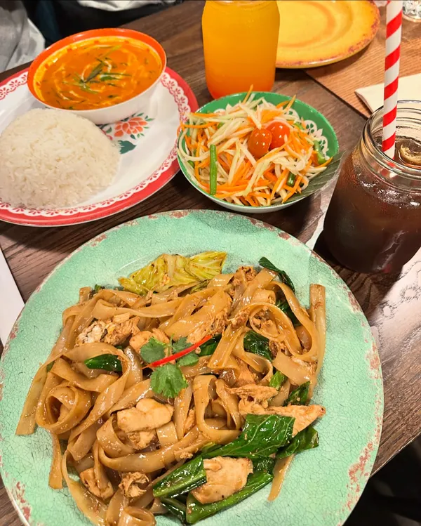 📍Rosa Thai, Edinburgh
.
Lunch menu alert! @rosasthai now offer a lunch menu for £12 each! There is a decent selection of 8 dishes suitable for vegetarians, rice lovers or noodles lovers!🍚 

We opted for the ‘Pad See Ewe’ Stir-Fried Flat Noodles and the Red Curry + Jasmine Rice. They were both full of flavour and very large portions for lunch!🇹🇭

Was gutted I couldn’t try their pandan drinks but turns out they ran out of pandan syrup that they ship all the way from Thailand!! Will definitely be back for this!🙈🙈

[PR INVITE]