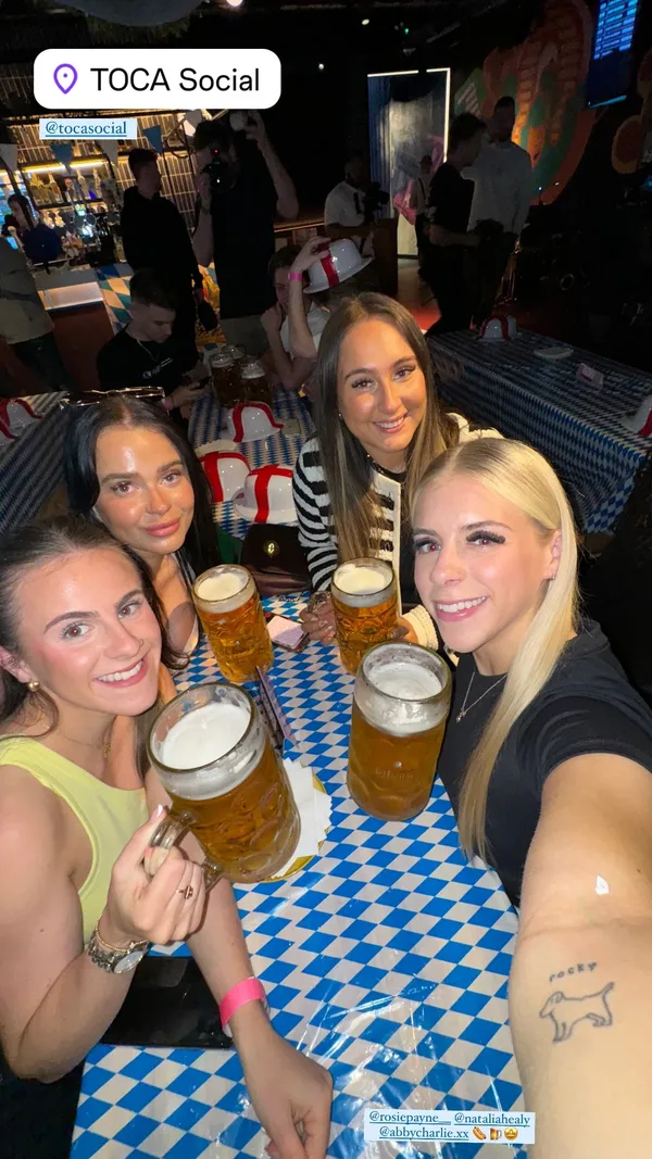 @rosiepayne__ @nataliahealy @abbycharlie.xx 🌭🍺🤩 @tocasocial