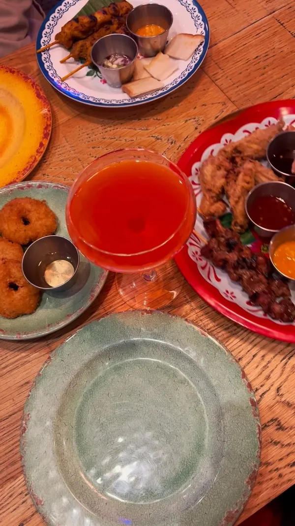 Craving authentic Thai flavours? 🌶️🍜 Head to @rosasthai for lunch (12-5, Mon-Fri) and enjoy a delicious selection of classic dishes at unbeatable prices. Perfect for a midday flavour fix! 🍛 

What did we try? 👇
-Classic sharing platter 
-‘Tod Mun Goong’ Prawn Doughnuts 🍤 
-‘Gai Satay’ chicken satay 
-‘Gaeng Kiew Wan’ Green Curry 🌶️🌶️🌶️
-Egg fried rice 🍚 
-Roti bread 🍞 

📍Rosa’s Thai @westfieldlondon unit 1075, Southern terrace, Ariel way, London W12 7GB

🎥 @georgiemaytearle [ad/pr]