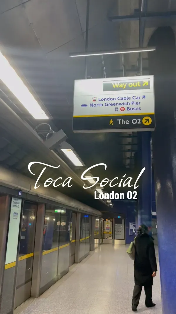 This video showcases Toca Social, a venue at The O2 in London. It features a group of friends enjoying the venue's football booths and various food and drink options. The video highlights different game modes in the football booths and shows various dishes including hot dogs, fried chicken, and bao buns. Mocktails are also prominently featured. The primary focus is on the overall experience at Toca Social, blending entertainment and dining.