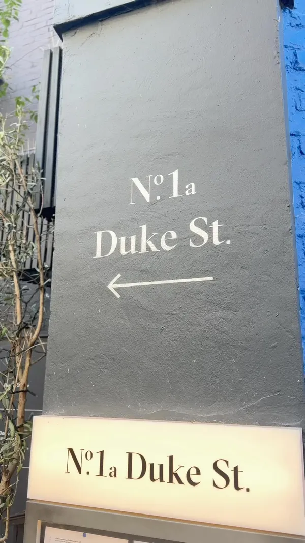 The video showcases No.1 Duke Street restaurant in Richmond, London, focusing on their Sunday lunch menu.  It features various dishes such as roast chicken and beef with Yorkshire puddings, roasted vegetables, green beans, mac and cheese, bruschetta (with tomato and avocado toppings), and a berry crumble with ice cream.  The presentation emphasizes visual appeal, with overhead and close-up shots highlighting food textures and colors. No specific dietary information is provided.