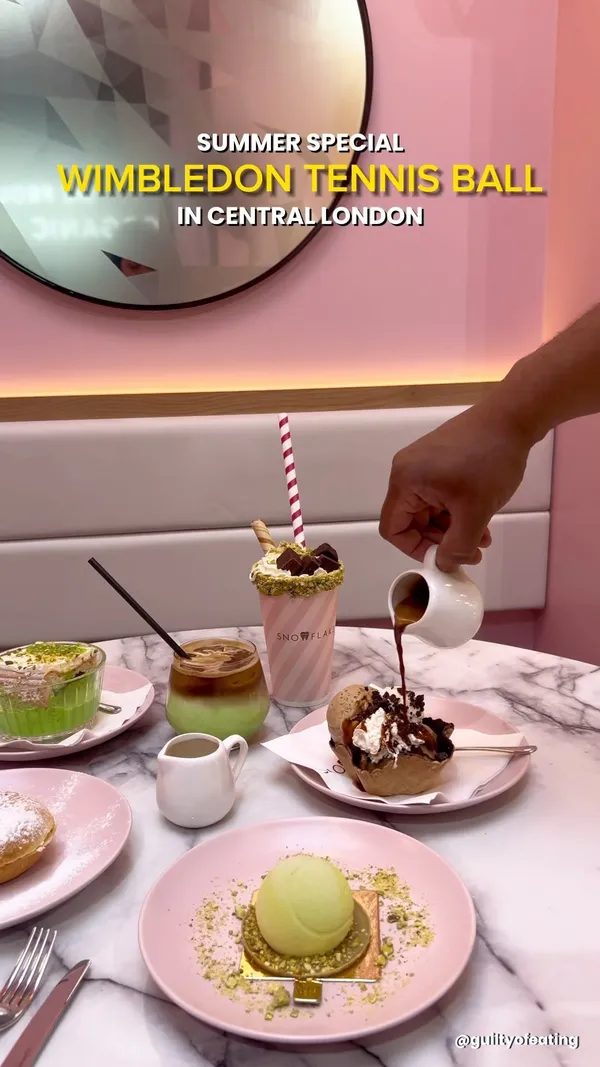 The video showcases Snowflake Gelato, a cafe in London. It features various desserts and drinks, including a Wimbledon-inspired tennis ball gelato, pistachio brownie shake, tiramisu gelato basket, pistachio latte, gelato doughnut, and pistachio milk cake.  The presentation emphasizes vibrant colors (pink decor, green gelato) and close-ups of the desserts. Halal and vegan options are mentioned. The main focus is on showcasing the various food and drink items.