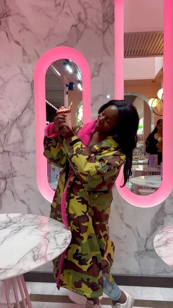 The video showcases Snowflake Gelato, a dessert cafe in Soho, London. It highlights various menu items, including tennis ball-shaped ice cream, chocolate-covered pancakes and waffles with ice cream and bananas, and a layered iced coffee drink. The presentation focuses on visually appealing arrangements and close-ups of textures. No dietary information is explicitly provided. The main focus is a showcase of the cafe's summer menu items.