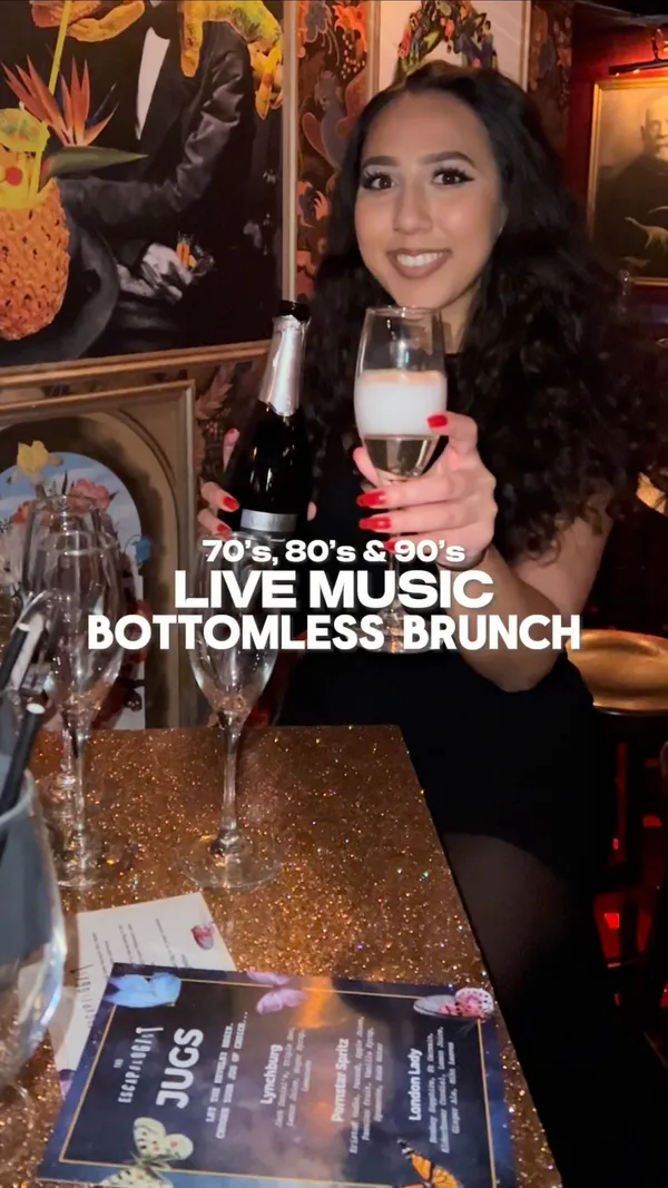 This video showcases a bottomless brunch event at The Escapologist bar in London, featuring live music from the 70s, 80s, and 90s.  The food shown includes a sweet chili pulled pork burger and a chicken wrap with fries. Drinks are served in jugs. The overall atmosphere is lively and fun. 