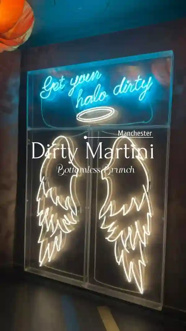 This video showcases a bottomless brunch at the Dirty Martini bar in Manchester.  It highlights the bar's atmosphere, cocktail selection (including Pornstar Martini, Espresso Martini, and others), and a three-tiered food platter featuring cheeseburger sliders, grilled chicken skewers, battered fish sliders, arancini, and nachos. The video emphasizes the vibrant ambiance and the overall brunch experience.