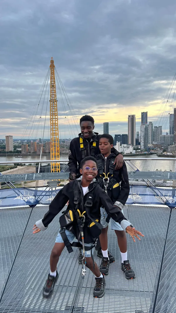 The video showcases a family's experience climbing the O2 in London, followed by dinner at Nando's.  It features various shots of the climb, providing 360-degree views of Greenwich, the Olympic Park, and Canary Wharf. The family is shown getting geared up for the climb and enjoying the views from the top. The video also highlights the cost and minimum age requirements for the climbing experience. Finally, it shows the family having dinner at a Nando's restaurant at The O2.