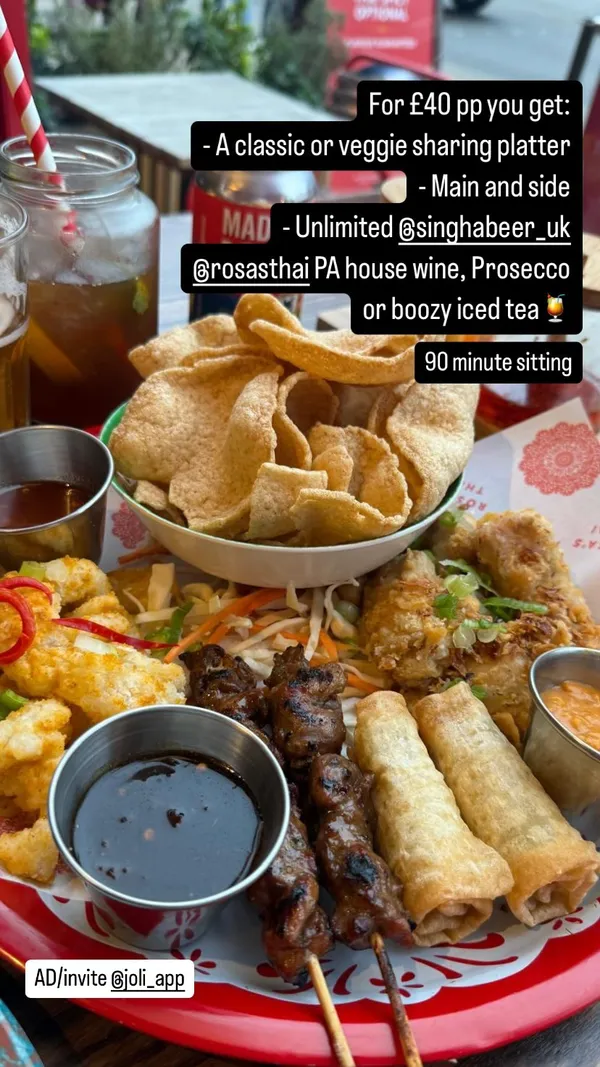 90 minute sitting  AD/invite @joli_app  For £40 pp you get:
- A classic or veggie sharing platter
- Main and side 
- Unlimited @singhabeer_uk @rosasthai PA house wine, Prosecco or boozy iced tea🍹