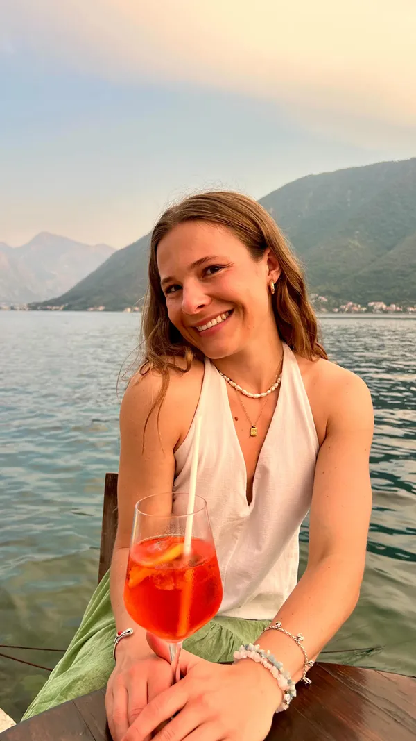 10 food freedom wins for me on a random day! 

1. Bagels for breakfast! 🍳🥯 I’m obsessed with bagels and cannot believe there was ever a time I was scared to eat them. 

Did anyone else ever hear the BS diet culture, fear mongering fact that one bagel = 6 slides of bread ?? 🙄🙄🙄

2. Eggs with butter. Sorry, but scrambled eggs taste better with butter, I don’t make the rules. 🧈🥚 

3. Sauces!! I spent so long saying ‘I don’t like sauces’ (when I definitely do) and worrying that they’re just ‘empty calories’. BUT now I see they make food so much more delicious and enjoyable. 🌶️ (plus there’s no such thing as empty calories.)

4. Pasta for lunch 🍝 Gone are the days of salads for lunch that don’t fill me up. Give me the pasta I got an afternoon to get through. 

5. Afternoon chocolate 🍫 did anyone else ever feel like chocolate had an alarm clock? I spent so long thinking I needed to save my chocolate for the end of the day but no, you can in fact have chocolate whenever you please xx 

6. Weekday dinners out! yes, that’s right. You can eat out on random weekday nights, it’s doesn’t have to be the weekend and it doesn’t have to be a special occasion.

7. Relinquishing control over what you order. If I did eat out, I used to always try order the ‘healthiest, lowest calorie’ option. But this night I went to @emberyardrestaurant and got the chefs testing menu and it was LUSH!! gifted 💖

8. Cocktails!! No, you don’t have to have a vodka soda, yes, you can have a cocktail. 

9. Dessert! I think this dessert from @emberyardrestaurant speaks for itself xo

10. Embracing the bloat. Some days you’re gonna eat past fullness and that’s okay 💖