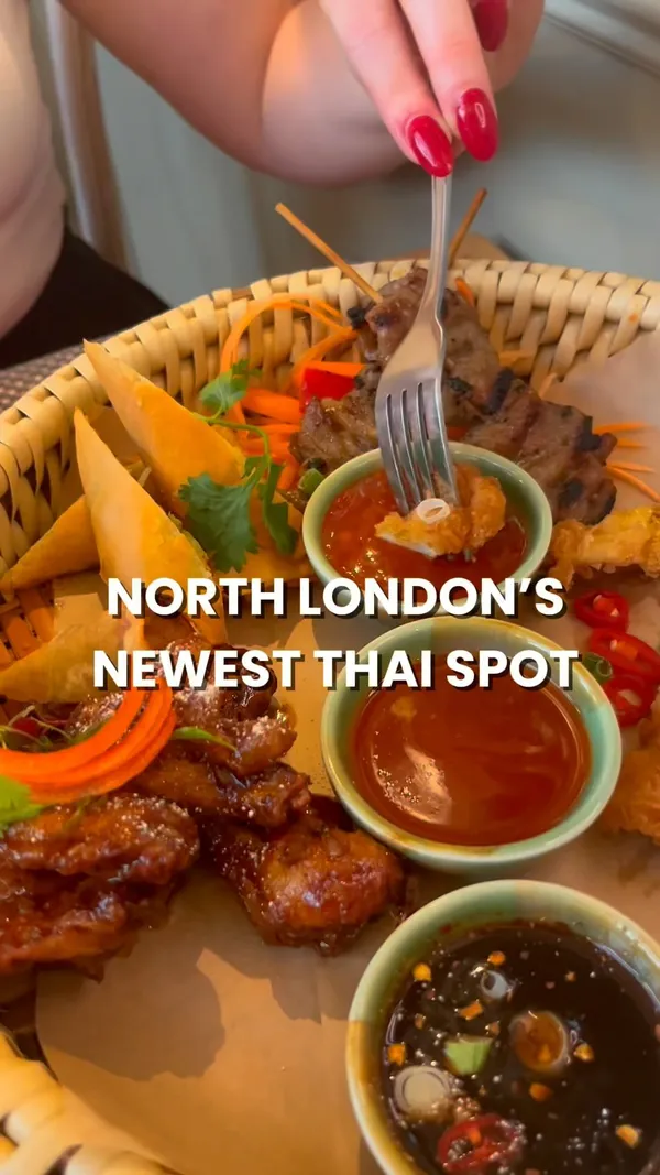 The video showcases the Giggling Squid Thai restaurant in Muswell Hill. It features various dishes from their menu, including a street food platter with pork skewers, squid, spring rolls, and chicken wings; caramelised pork belly; and soft shell pranee prawns.  Two cocktails are also presented: a Lychee Angel virgin cocktail and a Virtue mango and chilli cocktail. The setting is highlighted as a beautiful conservatory with lots of flowers. The video focuses primarily on the food presentation and the restaurant's ambiance.