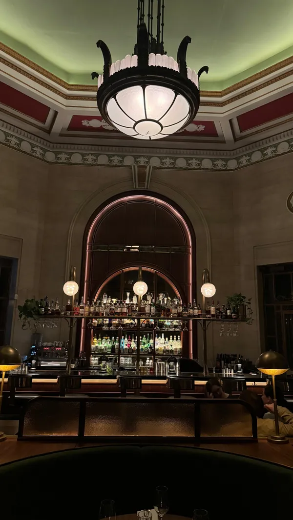 This video showcases a roast dinner at Hawksmoor restaurant in Liverpool, located in a converted bank building. The video features various shots of the food, including the roast beef, Yorkshire pudding, roast potatoes, and gravy, as well as a sticky toffee pudding dessert. The video highlights the restaurant's elegant ambiance and high-quality food, mentioning the price point and suggesting it as a place for celebrations.