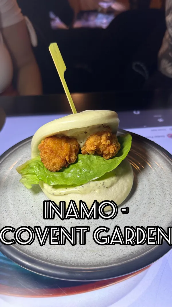 The video showcases a drag night dinner at Inamo restaurant in Covent Garden, London.  It features various dishes including sushi,  sweet and sour chicken, chicken karaage, beef gyozas, fries with a spicy sauce, and cocktails. The presentation is modern and visually appealing, with dishes presented on stylish plates. Dietary information isn't explicitly stated. The main focus is on the dining experience, highlighting the food, drinks, and entertainment.