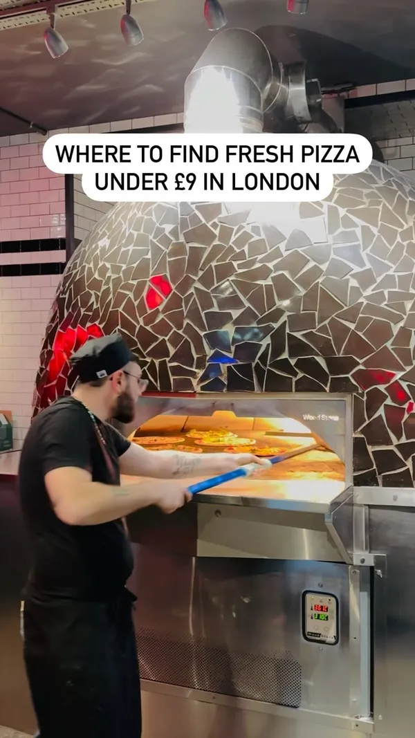 This video showcases Pizza Union, a pizza restaurant in London. It highlights two pizzas: the Regina (tomato sauce, mozzarella, parmesan, ham, mushrooms, black olives) and the Formaggi (tomato sauce, mozzarella, parmesan, mascarpone, gorgonzola). The video emphasizes the pizzas' thin and crispy crust, and their preparation in a wood-fired oven. The setting is primarily the restaurant's kitchen and a table where the pizzas are enjoyed. No dietary information is explicitly provided.