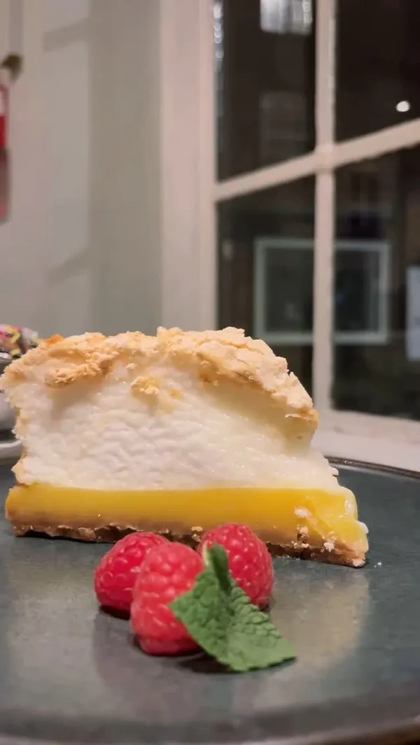 The video showcases a family meal at Prezzo, highlighting their kids eat free deal. It features two pizzas: one with pepperoni, mozzarella, basil and chili and another with chicken, bacon, pepperoni and rosemary. The video also shows a kids' meal including fried mozzarella with cucumber and tomato sauce, a Prezzo burger with fries and tomato sauce, and a chocolate sundae with sprinkles. Additionally, it shows a beer being poured and a lemon meringue dessert. The main focus is on promoting the restaurant's family-friendly deals and menu items.