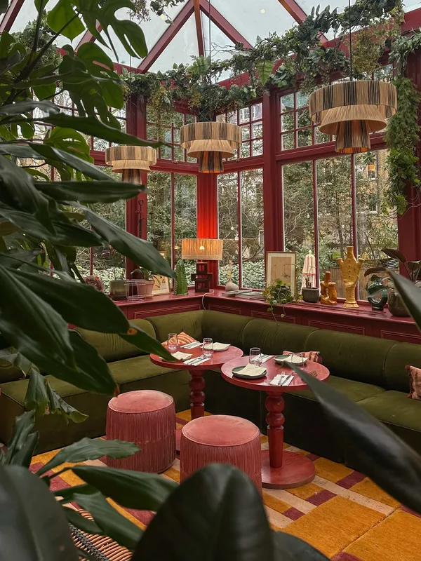 Gorgeous interiors, perfect for that girly catch up over espresso martinis, pizza & parmesan fries. 🍕✨🍸

Eve Kensington has now a mid week combo, where you get pizza, fries & two drinks for £20 total. It’s such a bargain and great option for an affordable girly date surrounded by beautiful interiors. 

📍Eve Kensington
@evekensington {ad pr}