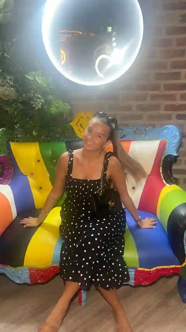 This TikTok video showcases a bottomless brunch experience at Dirty Martini, a bar in London.  The video features various cocktails (passionfruit martini, margaritas, espresso martini), along with a selection of bar snacks including nachos, sliders, and fried mozzarella balls. The food is presented on large platters and individual plates.  The video focuses on the enjoyment of the food, drinks and atmosphere, with a generally upbeat and positive mood. No specific dietary information is provided.