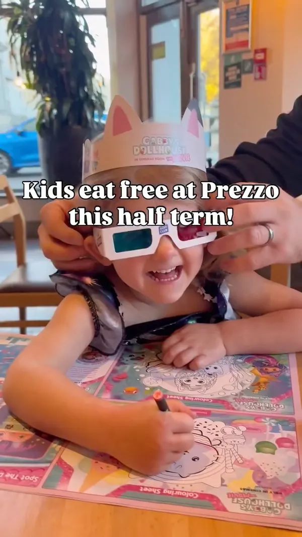 The video promotes a 'kids eat free' offer at the Italian restaurant chain Prezzo, in collaboration with the 'Gabby's Dollhouse' movie. It features a family with a young child enjoying a meal. The video showcases the child participating in themed activities, eating a cat-shaped pizza, and having ice cream. It also displays several adult dishes, including calamari, mozzarella sticks, a pepperoni pizza, lasagne, and salmon with a sauce being poured over it.