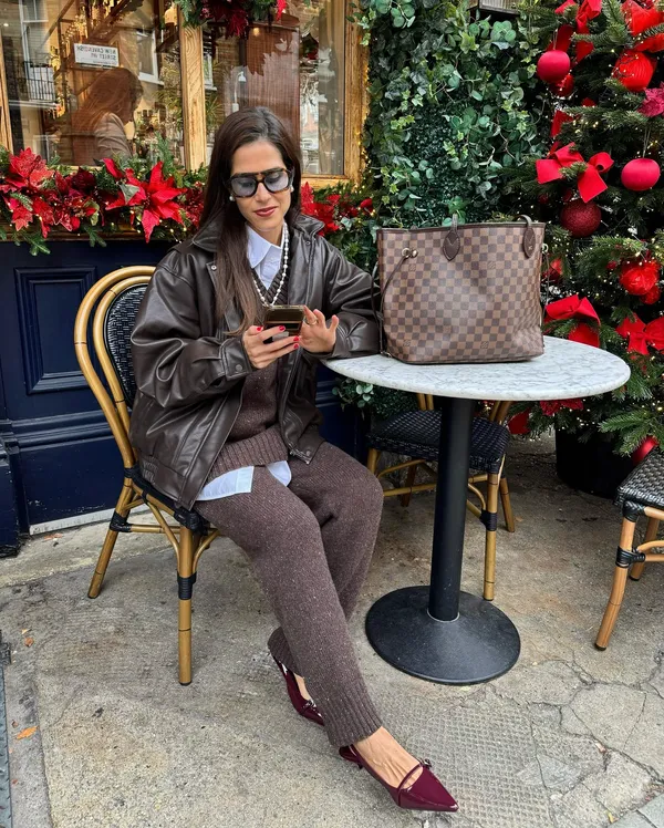 𝐂𝐨𝐬𝐲 𝐤𝐧𝐢𝐭𝐬 𝐚𝐧𝐝 𝐥𝐞𝐚𝐭𝐡𝐞𝐫 🤎

I love wearing co-ordinated sets especially on Winter! 

They are easy to dress up or down according to the occasion and mixing different fabrics with them is so much fun :-)

As it’s easy to wear a set from early morning and dress it up for the evening, I am sharing a selection of pictures with my usual day routine. 

You will also find my new @hollandandbarrett night time selection of products to improve the quality of sleep. They are simply great!! Swipe to the end to see them! 

All the pieces are linked in my stories and saved in my “outfits” folder. 

#myHB #lifestyleblogger #londonfashion #londonstyle #stylingideas #stylinginspo #mylooktoday #fashionover30 #londonstylist #outfitinspo #dailylooks #stylishlook #fashionstylist #imageconsultant  #stylingtips #wiwt #streetstyle #londonstreetstyle #casualoutfit #casualstyle #coffeelover #coffeespot #coffeetime #casualchic #oversizefashion #oversize #knitknitknit #knitaddict