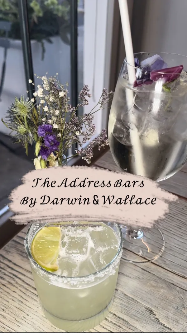 This video showcases a visit to the N197 Chiswick Fire Station bar, one of the Address Bars by Darwin & Wallace in London.  It highlights the bar's ambiance, featuring various indoor and outdoor shots, showcasing both the interior design and the outside seating area. The video showcases a selection of sharing plates, including crispy squid, braised leek & cheddar croquettes, buttermilk fried chicken tenders, and smoked aubergine & chickpea dip, alongside cocktails such as a Pornstar Martini, Mango Coconut Margarita, Elderflower Spritz, Seedlip Margarita, Paloma, and Salt Toffee Colada. The food and drinks are presented attractively, emphasizing freshness and visual appeal. No specific dietary information is provided.