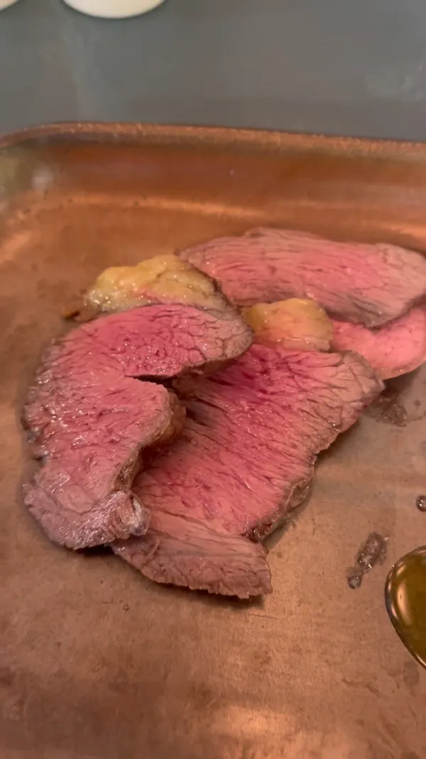 This video showcases Preto Restaurant's new Angel branch. It features a tour of the restaurant's vibrant interior, a display of various side dishes (rice, potatoes, salads), and an extensive selection of grilled meats (including garlic beef, sirloin, rump, pork, and chicken) served tableside by staff.  The meats are shown at various levels of doneness. The video also highlights the restaurant's affordable wine and includes shots of desserts. The main focus is a positive review of the restaurant's food and ambiance. 