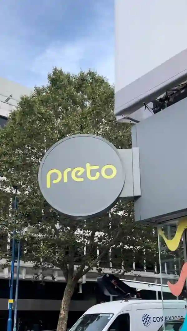 The video showcases Preto Brazilian Steakhouse in Putney, London. It features various food and drink items, including cocktails, the rodizio grill (meat skewers), various side dishes (pão de queijo, fries, salad), and desserts (cheesecake, coconut cake).  The presentation is focused on showing a variety of dishes and making the food look appealing. No specific dietary information is provided. The main focus is a meal showcase, highlighting the restaurant's food and ambiance.