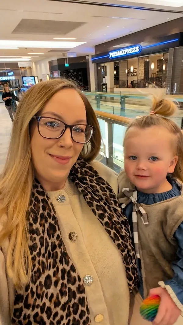 A mother and her young daughter visit the Prezzo restaurant in Aberdeen. The video documents their 'mummy-daughter date,' starting from their arrival at the mall. It showcases the restaurant's interior, the special 'Gabby's Dollhouse' kids' menu, and the friendly staff. The food shown includes garlic bread, oven-baked king prawns, Marry Me Chicken Rigatoni, a hidden veg rainbow pasta with meatballs, a cat-shaped pizza, and two sundaes for dessert, one of which the daughter decorates herself. The main focus is on the family-friendly dining experience.