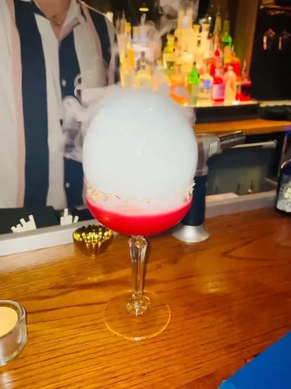 This video showcases a night out at Ember Yard, a cocktail bar in Soho, London.  The video highlights various cocktails, including the Berwick Bramble, Ember Garden, Smoky Hibiscus Margarita, Italicus Spritz, Blood Orange Margarita, Il Fiore, Malfy Spritz, and Aperol Spritz. Each cocktail is visually presented with garnishes and close-ups, while the preparation of one is shown in detail. The primary focus is on showcasing the cocktails and the bar's ambiance.