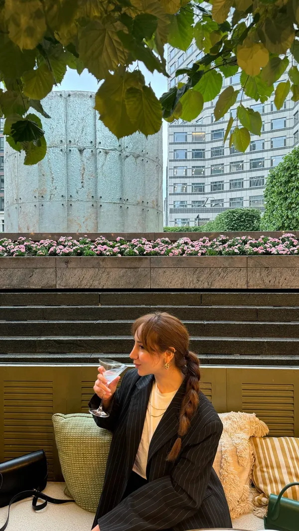 This video showcases a group of women enjoying a summer evening at Iberi restaurant in London.  The video features various food and drink items including champagne, martinis, Aperol spritzes, sandwiches with arugula, and a cheese board. The food and drinks are presented beautifully in a stylish setting, both indoors and on an outdoor patio with city views. The primary focus is on the women's experience and the restaurant's atmosphere, highlighting the ambiance and social aspect of dining out.