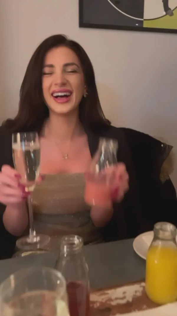 The video showcases a visit to No. 32 The Old Town restaurant in Clapham.  The influencer highlights the bottomless drinks menu (including Prosecco and mixed cocktails), and several dishes: crispy squid, potato croquettes, a dish with flatbreads and a hummus-like dip, and a shrimp burger. The chicken burger is also shown. The presentation includes overhead shots for the croquettes and some close-ups of various dishes.  The venue has a vibrant atmosphere, which is displayed in the final clips. The main focus is the food and drink offerings, while also featuring the overall atmosphere of the restaurant and the positive experience.