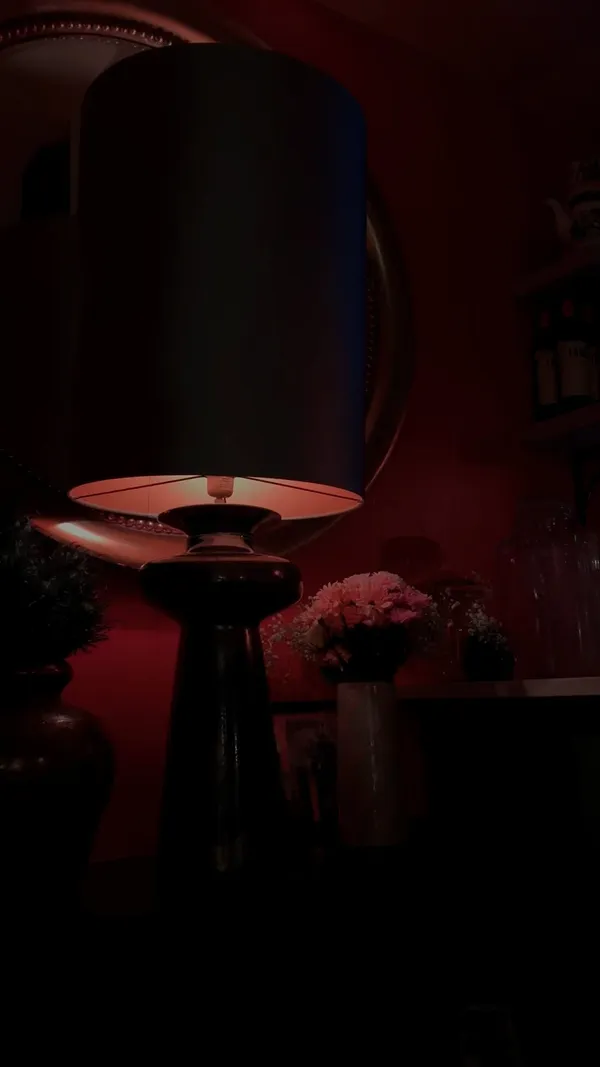 The video showcases a variety of food and drinks served at The Little Orange Door restaurant in Clapham Common.  The setting is a dimly lit, trendy establishment. Food items shown include pizzas (two different kinds), fish and chips, a salad with radicchio, and small appetizers. Drinks include cocktails. Presentation is modern, with food served on wooden boards and stylish plates.  No dietary information is explicitly mentioned. The main focus is showcasing various dishes and drinks of the restaurant.