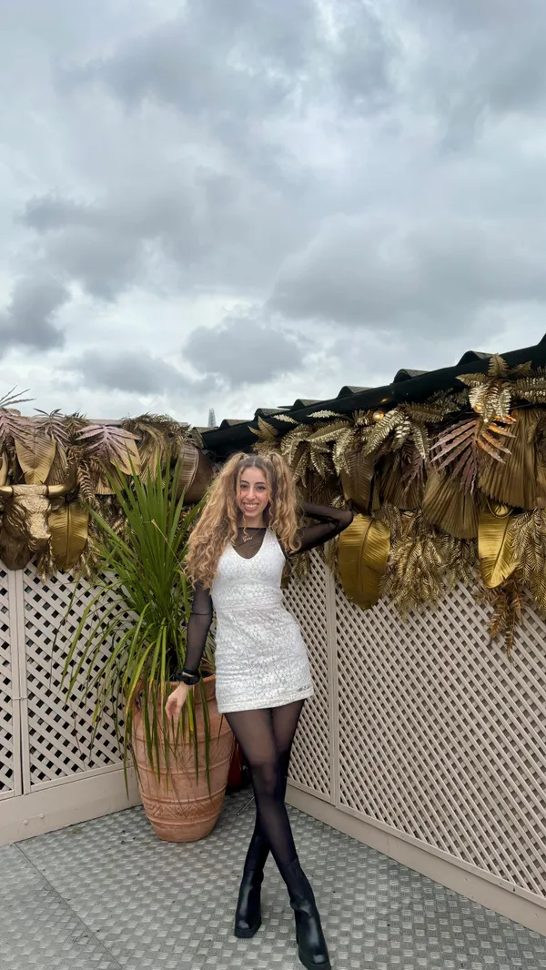 The video showcases Circe's Rooftop bar in Waterloo, London, advertising a bottomless brunch deal.  It features various brunch dishes (burgers, fries, flatbreads), unlimited prosecco and cocktails, and live entertainment (singing). The presentation emphasizes vibrant colors and a lively atmosphere. No dietary information is explicitly mentioned.