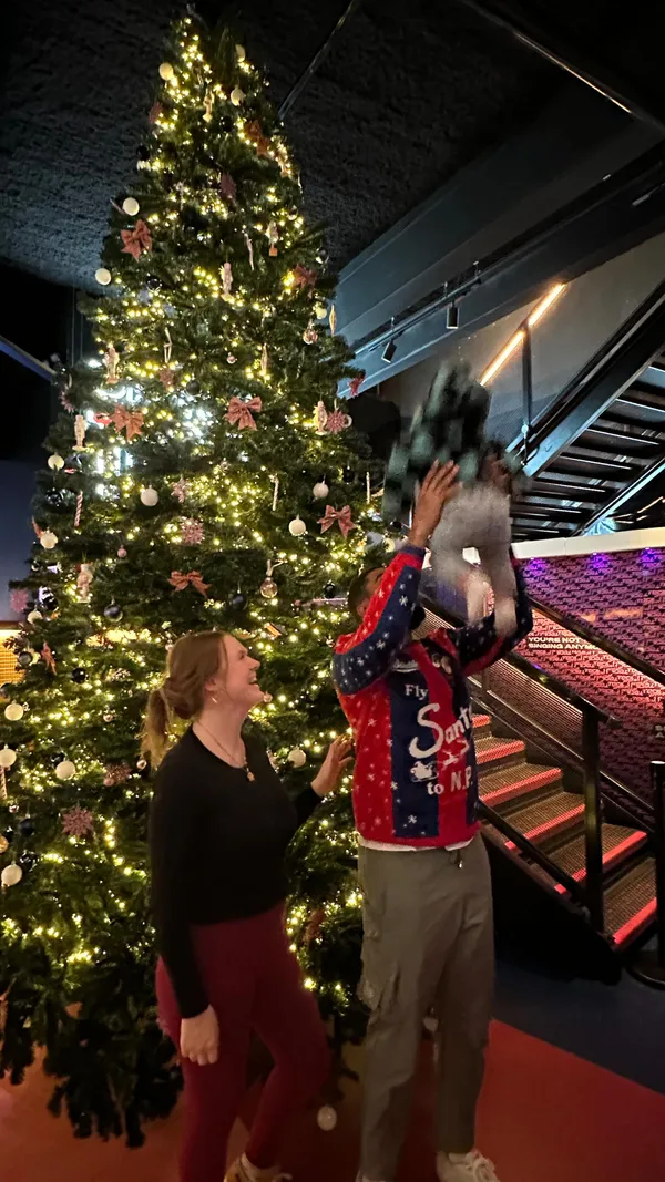 The video showcases a family's experience at Tocas Social, a restaurant. It features various food items including cocktails, appetizers, and bao buns. The food presentation is appealing, with a focus on vibrant colors and plating.  No specific dietary information is provided. The main focus is on the family's enjoyment of the restaurant, emphasizing the venue's suitability for families and work gatherings. 